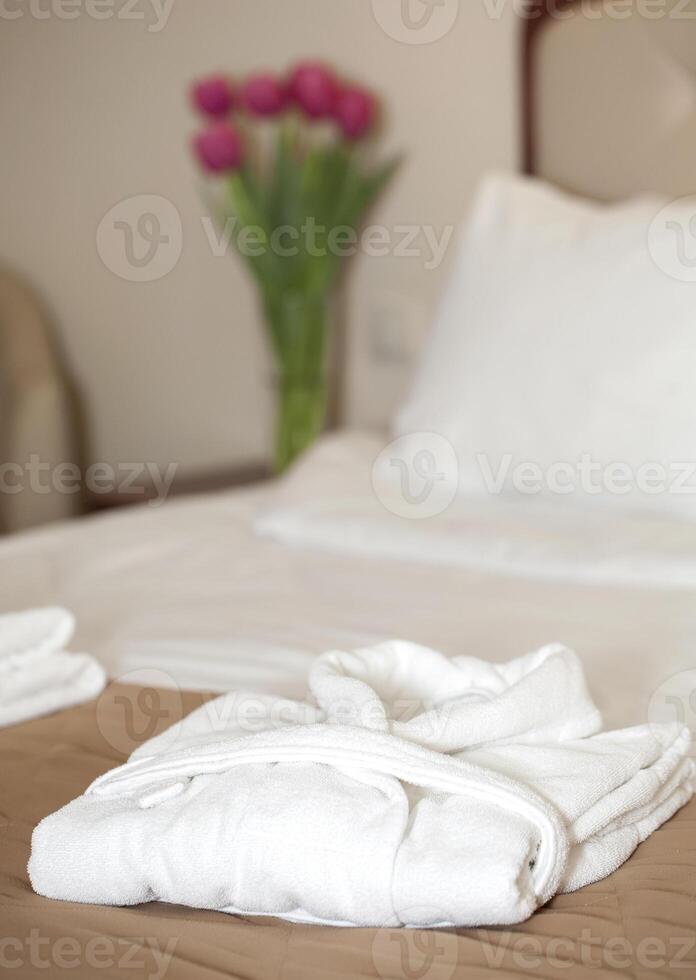 vit morgonrock på de säng foto
