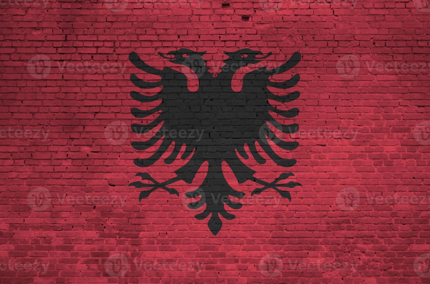 albania flagga avbildad i måla färger på gammal tegel vägg. texturerad baner på stor tegel vägg murverk bakgrund foto