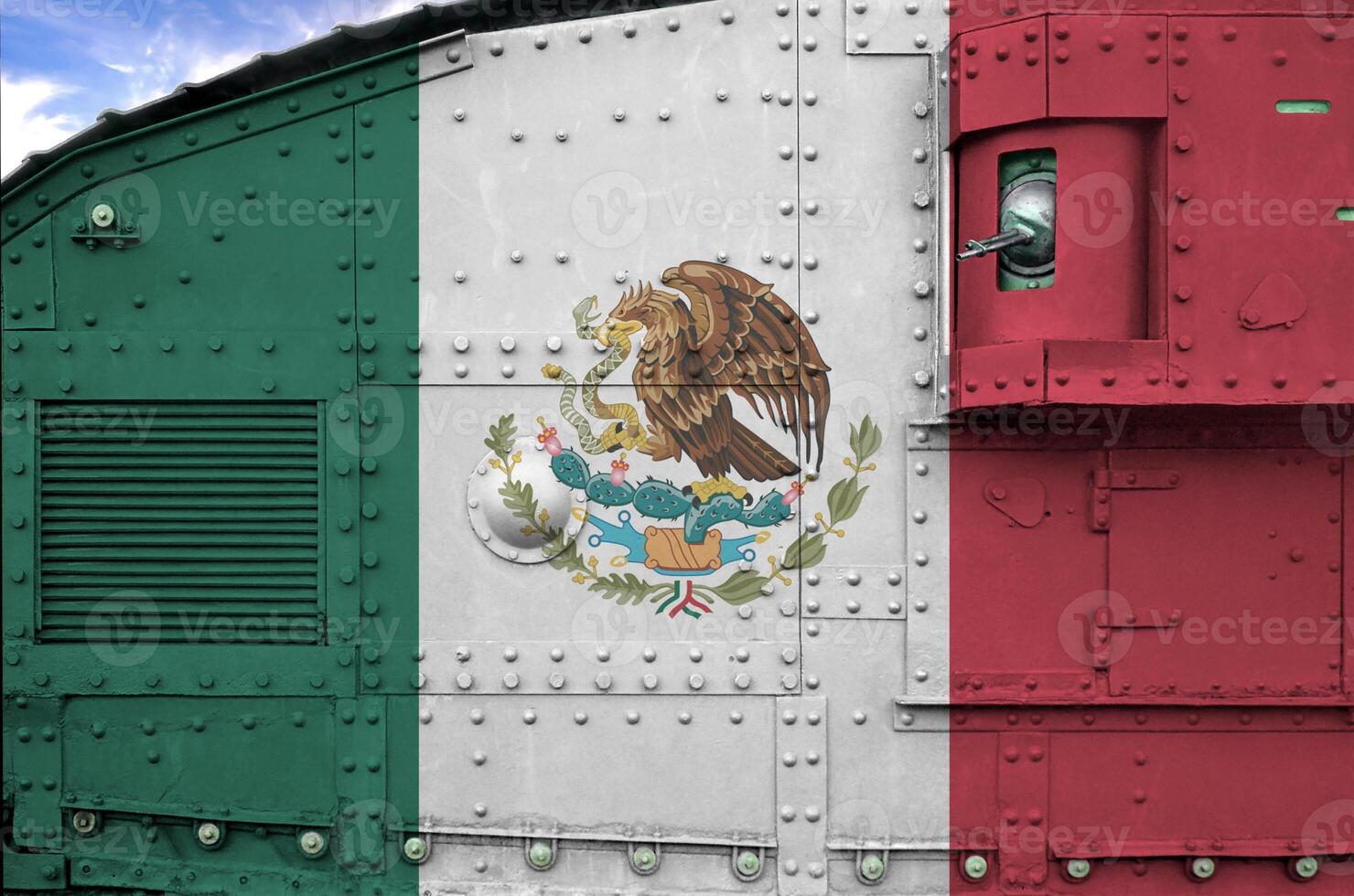 mexico flagga avbildad på sida del av militär armerad tank närbild. armén krafter konceptuell bakgrund foto