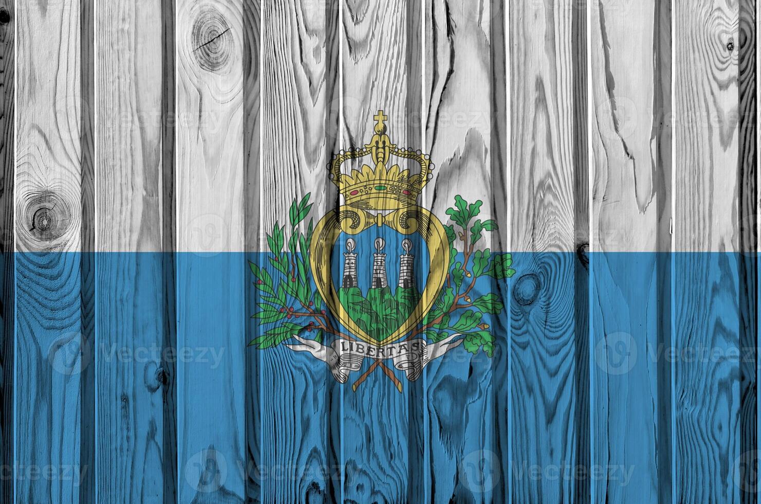 san marino flagga avbildad i ljus måla färger på gammal trä- vägg. texturerad baner på grov bakgrund foto