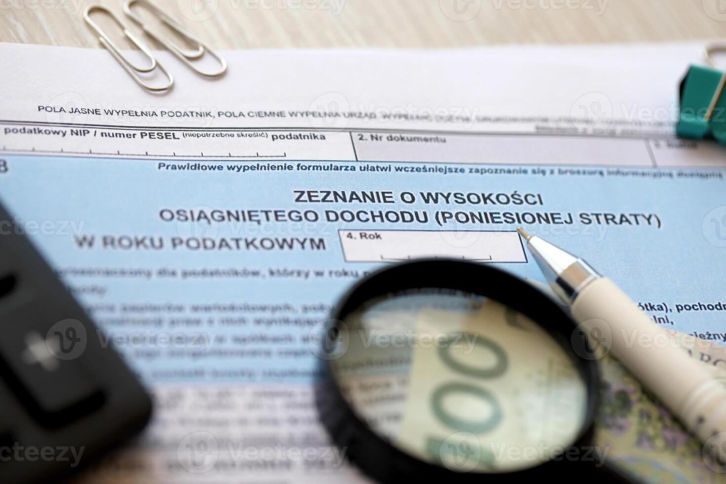 deklaration av de belopp av tjänade inkomst eller uppkommit förlust grop-38 beskatta former på revisor tabell med penna och putsa zloty pengar räkningar foto