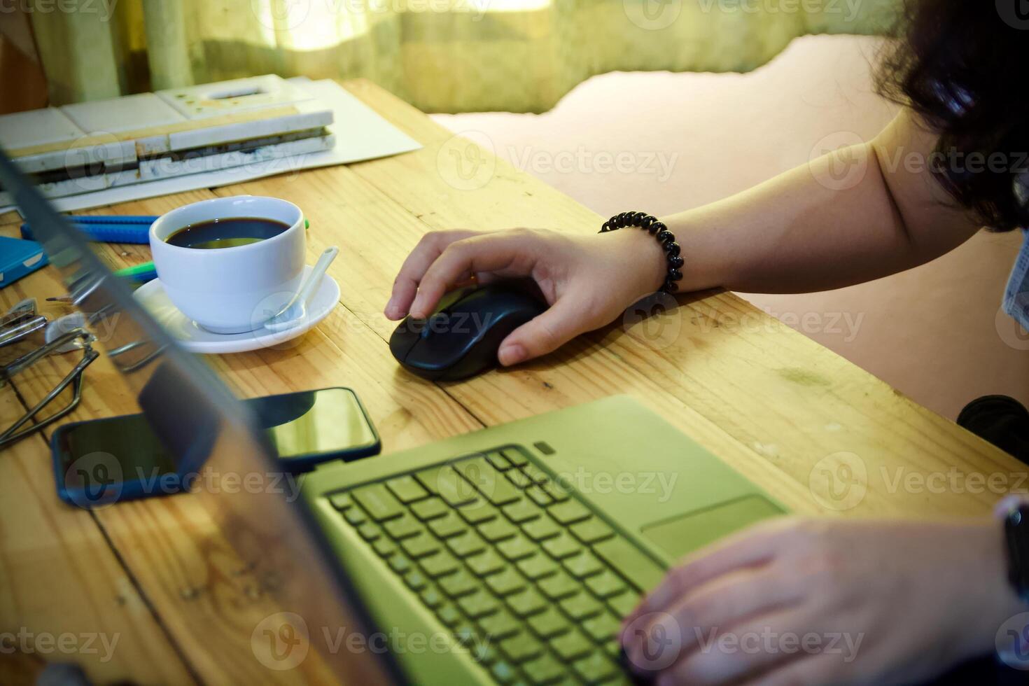 kvinnor använder sig av bärbar dator arbetssätt och dryck kaffe kopp varm på Hem foto