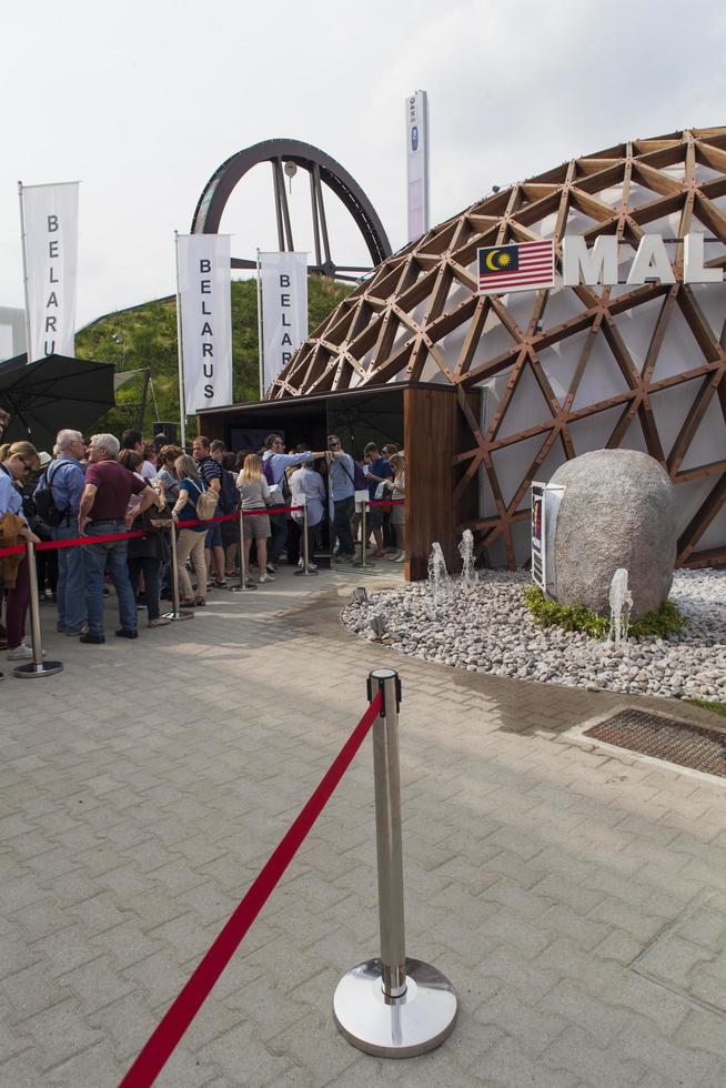 milano, Italien, 1 juni 2015 - oidentifierade personer vid malaysiska paviljongen på mässan 2015 i Milano, Italien. Expo 2015 ägde rum från 1 maj till 31 oktober 2015. foto