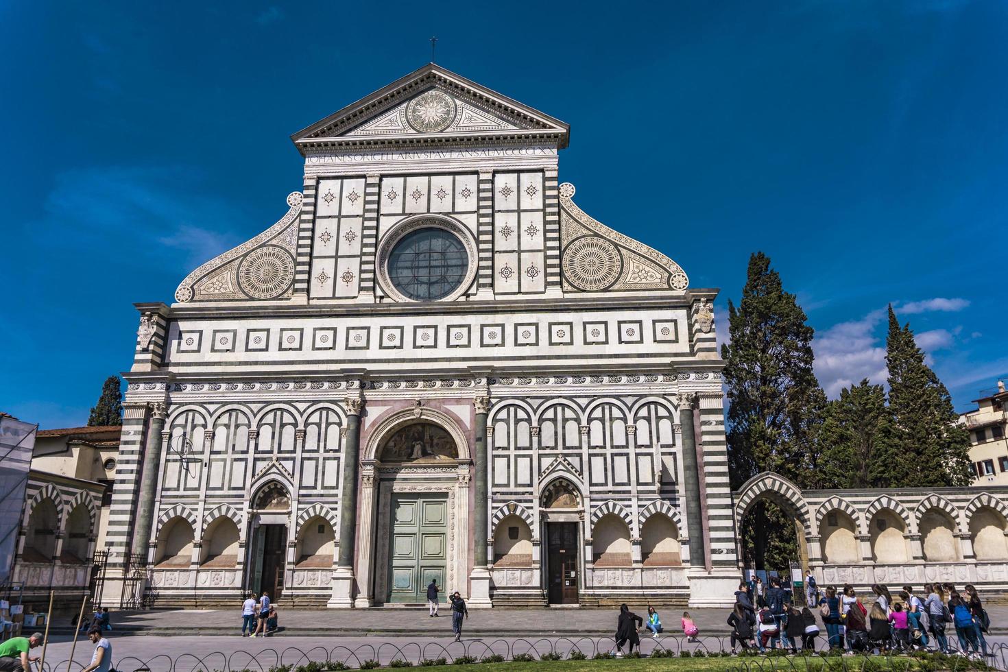 Florens, Italien, 6 april 2018 - oidentifierade personer vid basilikan Santa Maria Novella i Florens, Italien. det är en dominikansk 1400-talskyrka. foto