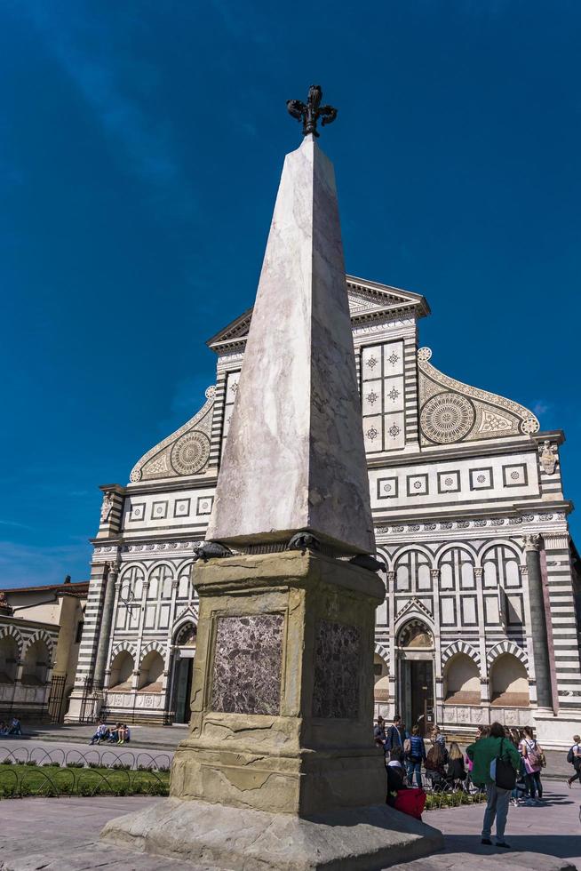 Florens, Italien, 6 april 2018 - oidentifierade personer vid basilikan Santa Maria Novella i Florens, Italien. det är en dominikansk 1400-talskyrka. foto