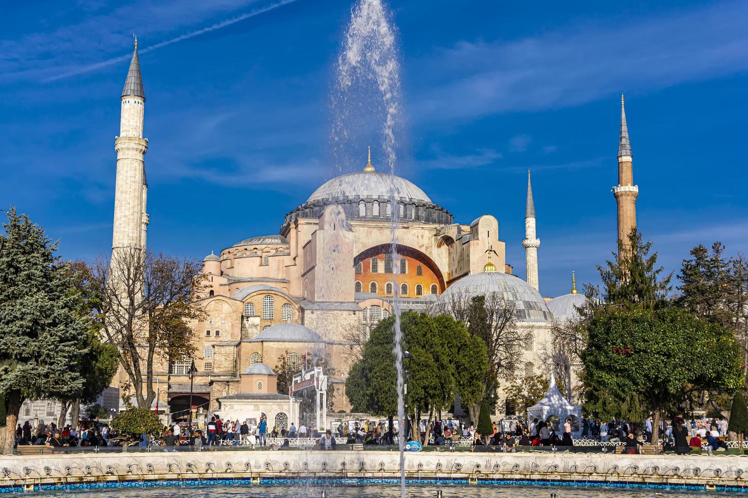 istanbul, Turkiet, 10 november 2019 - oidentifierade personer av Hagia Sophia i Istanbul, Turkiet. det är den tidigare grekisk-ortodoxa kristna patriarkala katedralen och senare ottomanska kejserliga moskén foto