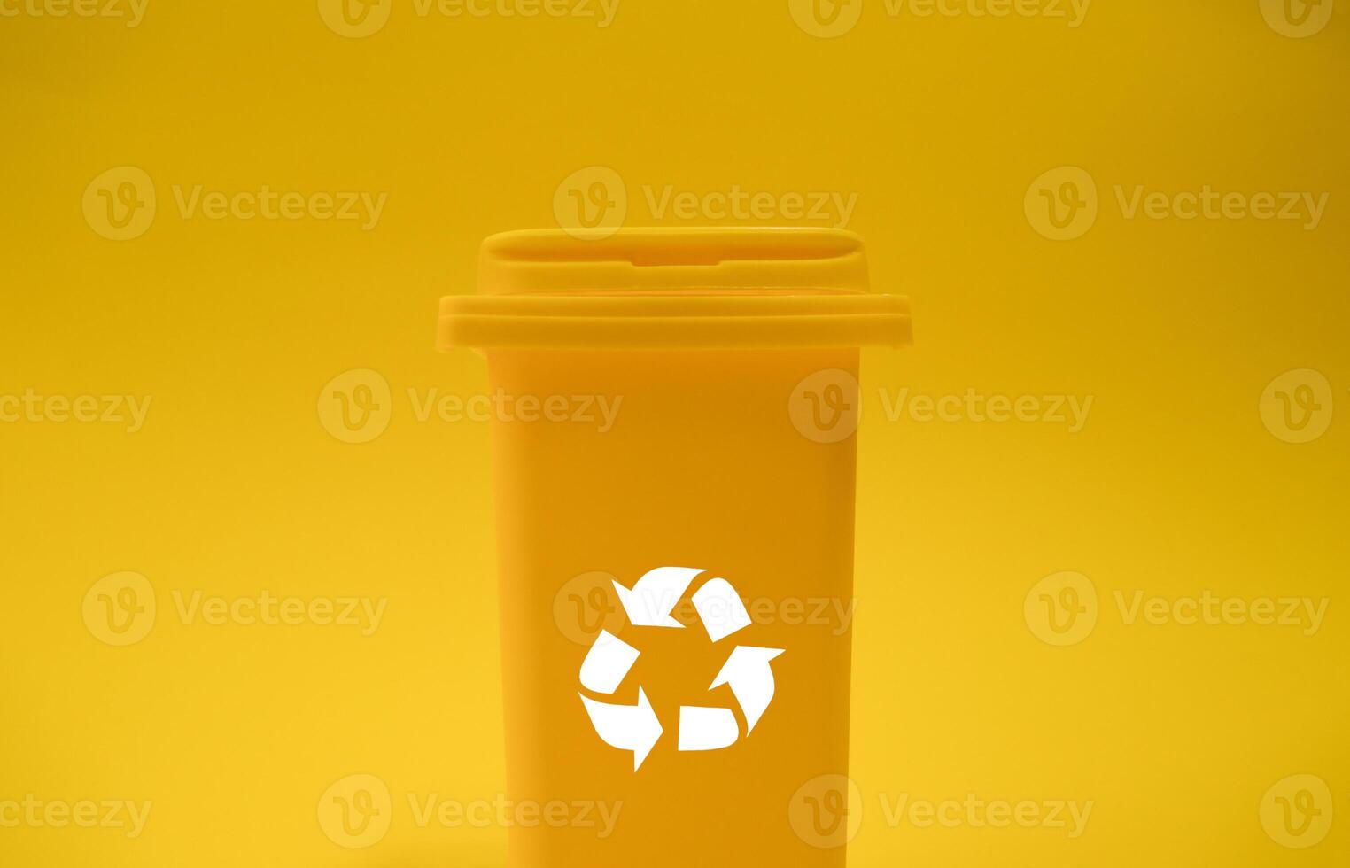 en gul behållare på en gul bakgrund foto