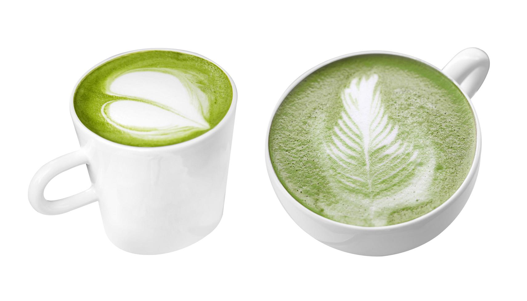 varmt japanskt grönt te i vit kopp på vit bakgrund foto
