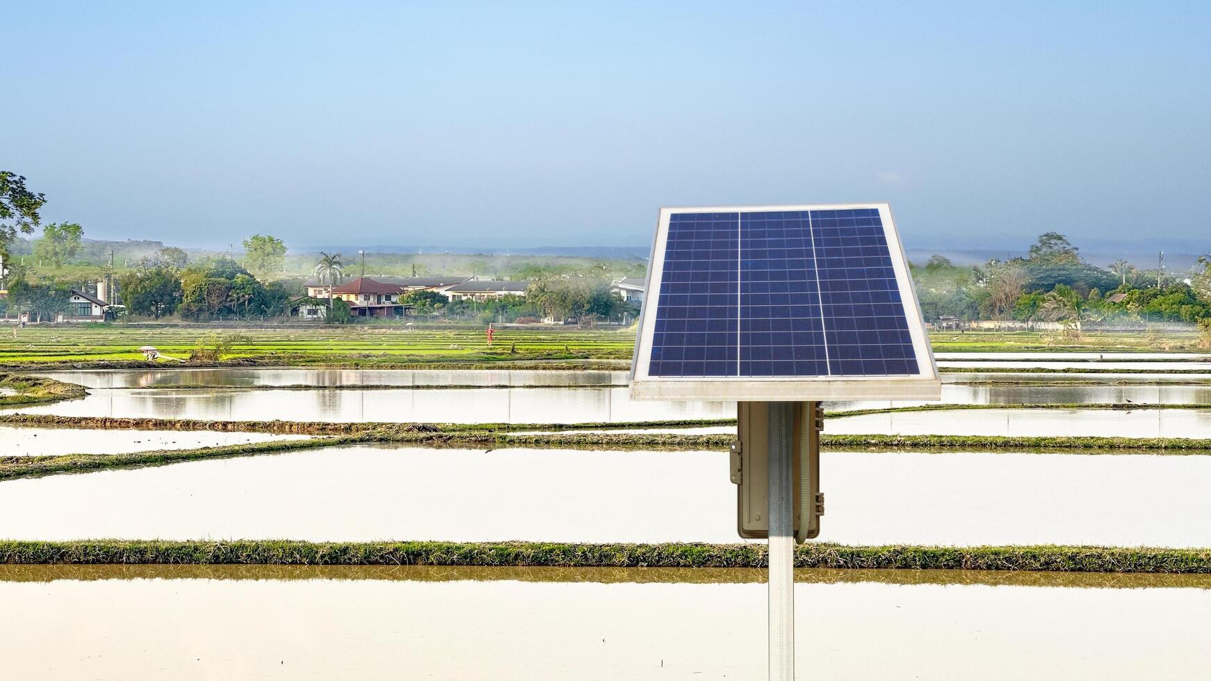 irländare fält bevattnas med sol- energi i lantlig område foto