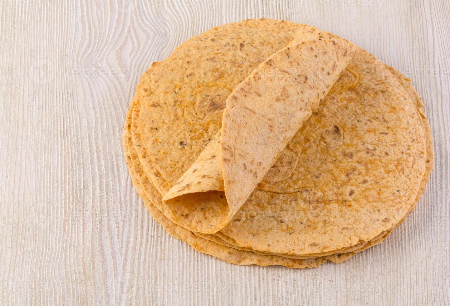 tortilla på trä- tabell foto