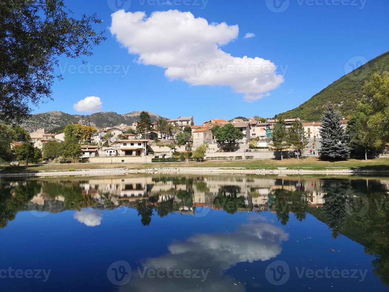 sjön pio i villalago abruzzo foto