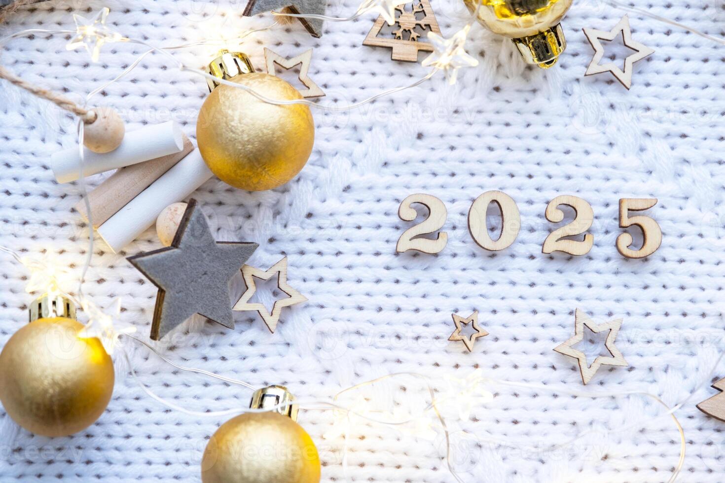 Lycklig ny år trä- tal 2025 på mysigt festlig vit stickat bakgrund med paljetter, stjärnor, lampor av girlanger. hälsningar, vykort. kalender, omslag foto