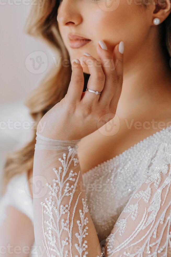 närbild av ett elegant diamant ringa på en kvinnas fingrar. kärlek och bröllop begrepp. mjuk och selektiv fokus. foto