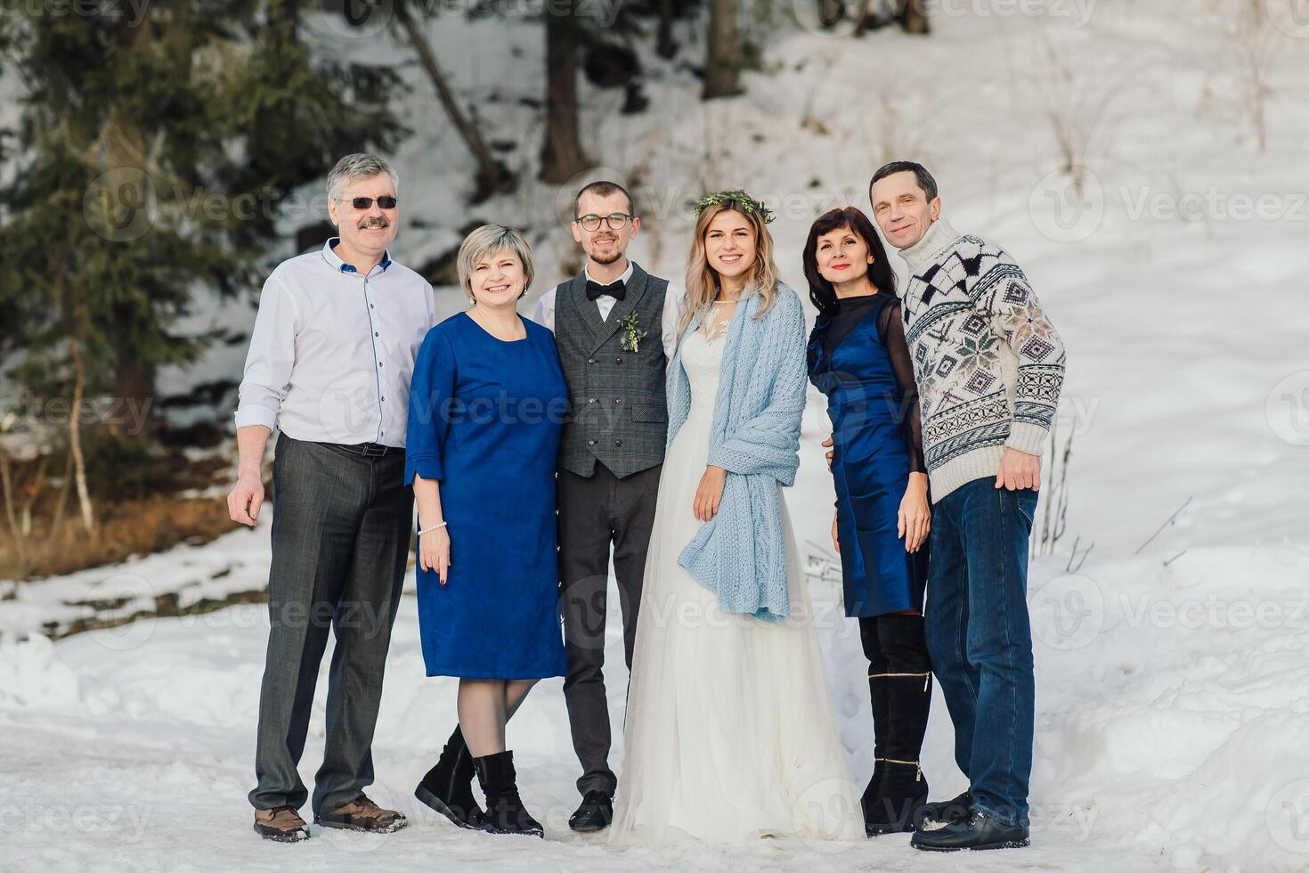 bröllop, par och familj fira äktenskap för engagemang, förtroende eller relation Stöd. porträtt av gift brud och brudgum med Lycklig föräldrar. bröllop i vinter- foto