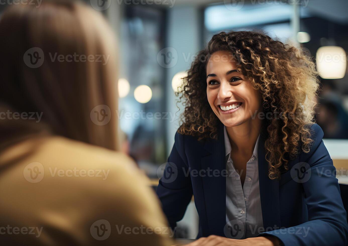 ai genererad leende självsäker affärskvinna ledare i ett kontor med team kollegor arbetstagare. möte i en styrelserummet. använder sig av digital läsplatta och bärbar dator under diskussion. foto