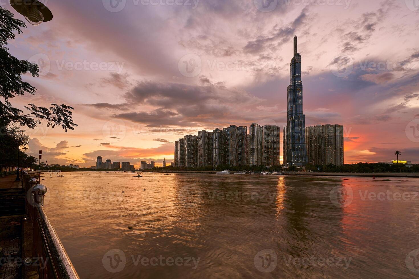 ho chi minh stad, viet nam 26 okt 2023 skön solnedgång på landmärken 81 ho chi minh stad, de högsta byggnad i vietnam, med vietnam flagga på de topp byggnad. foto