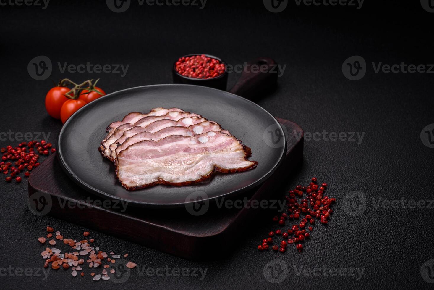 utsökt färsk pancetta eller bacon med salt och kryddor skära in i tunn skivor foto