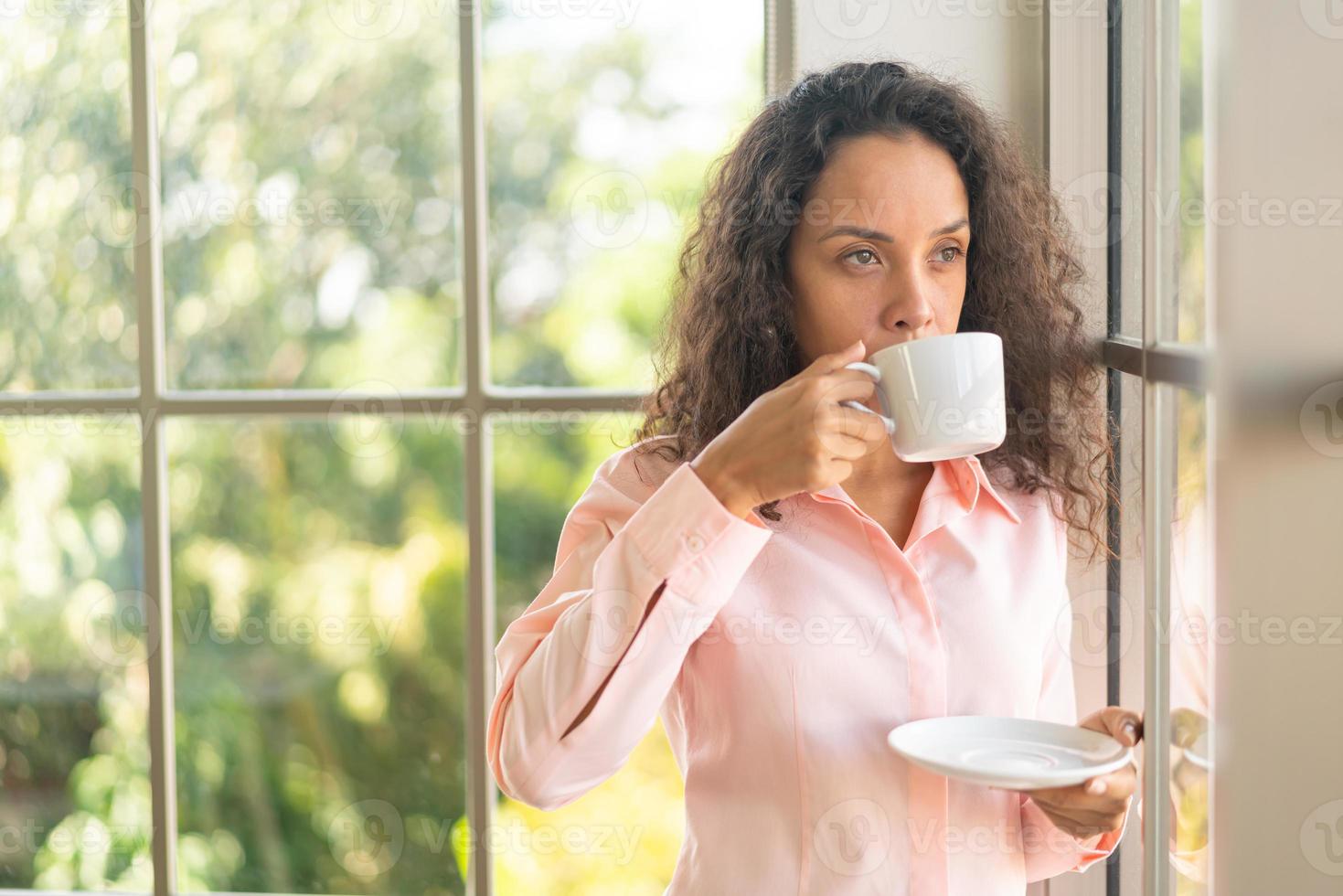 vacker latinsk kvinna som dricker kaffe foto