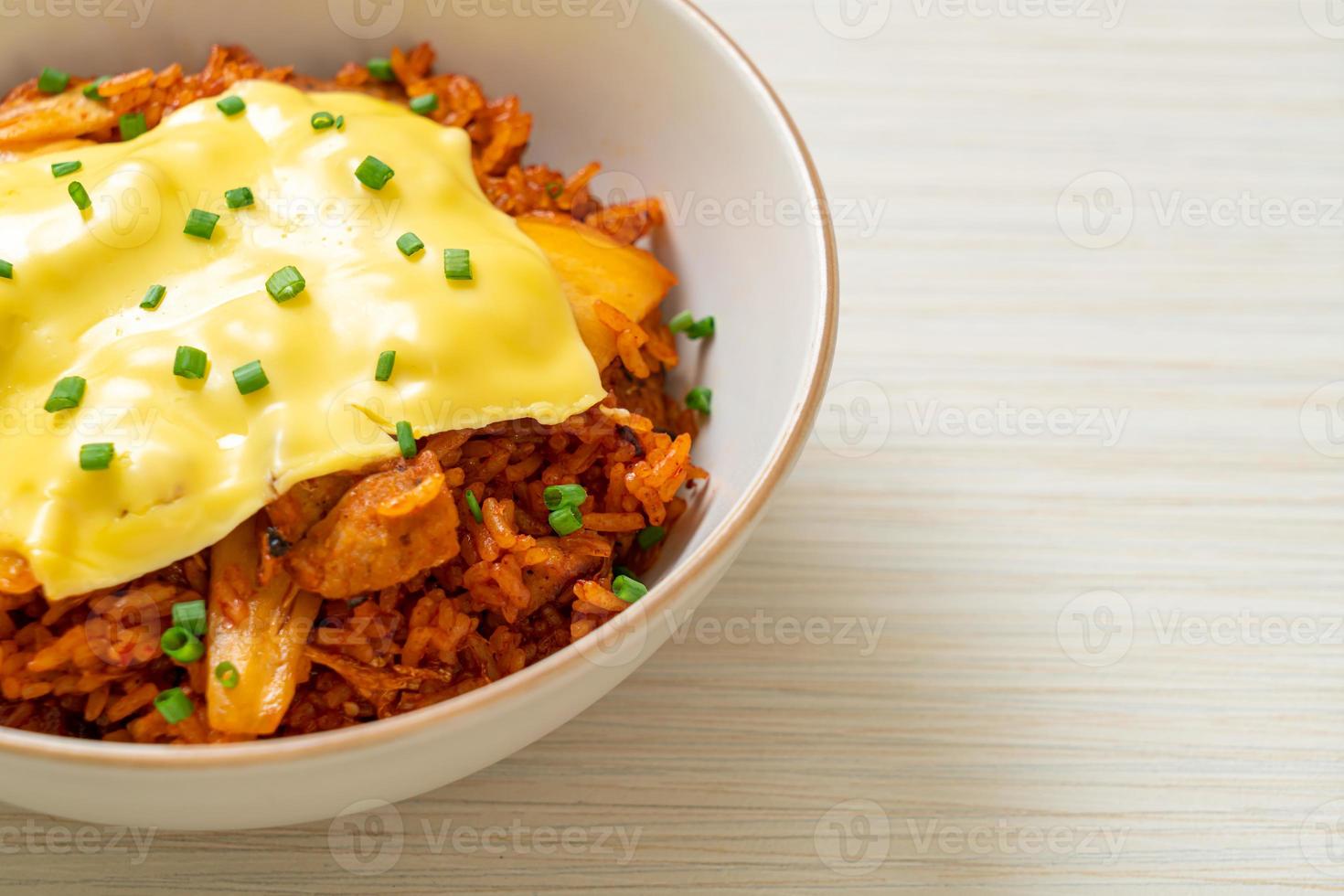 kimchi stekt ris med fläsk och toppad ost foto