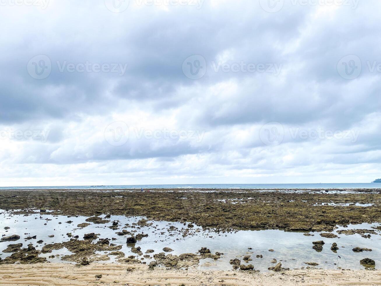 de landskap av kamala strand är en perfekt blandning av frodig grönska, sandig stränder, och de vibrerande blå vidd av de andaman hav. foto