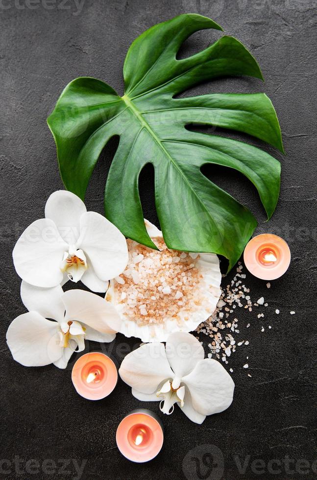 naturliga spaingredienser med orkidéblommor foto