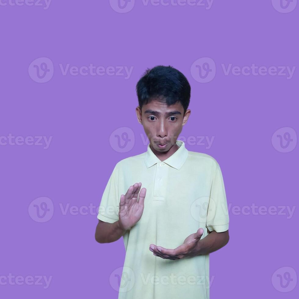 porträtt av ung glad asiatisk man applåder händer på lila bakgrund foto