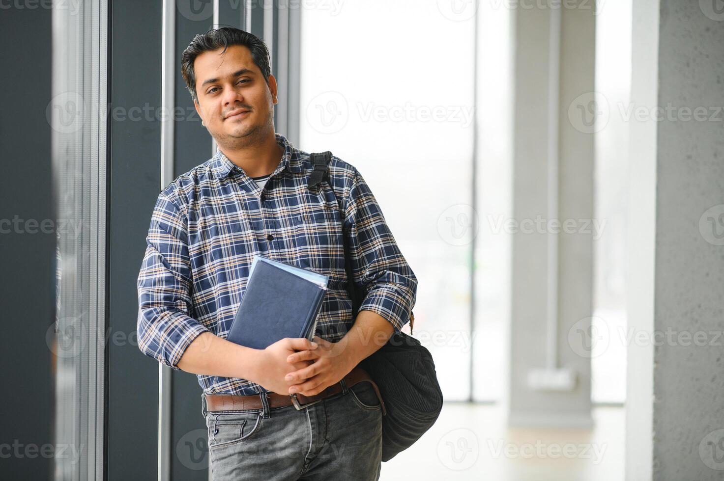 porträtt av glad manlig internationell indisk studerande med ryggsäck. utbildning begrepp foto