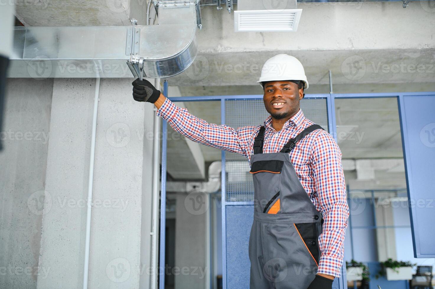 ventilation systemet installation och reparera service. hvac tekniker på arbete. baner kopia Plats foto