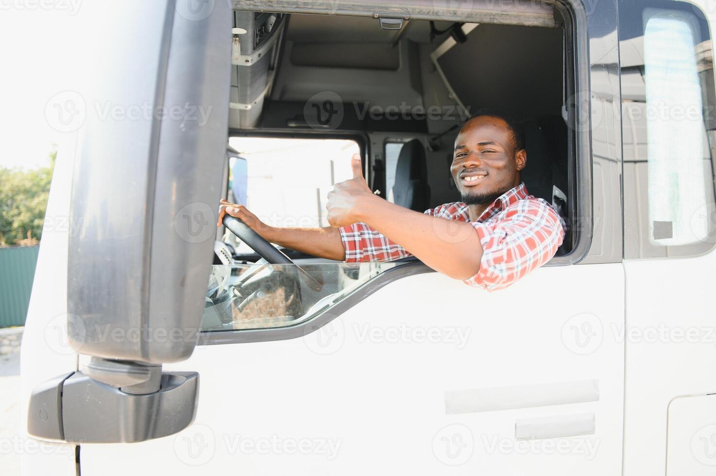 ung stilig afrikansk amerikan man arbetssätt i bogsering service och körning hans lastbil. foto
