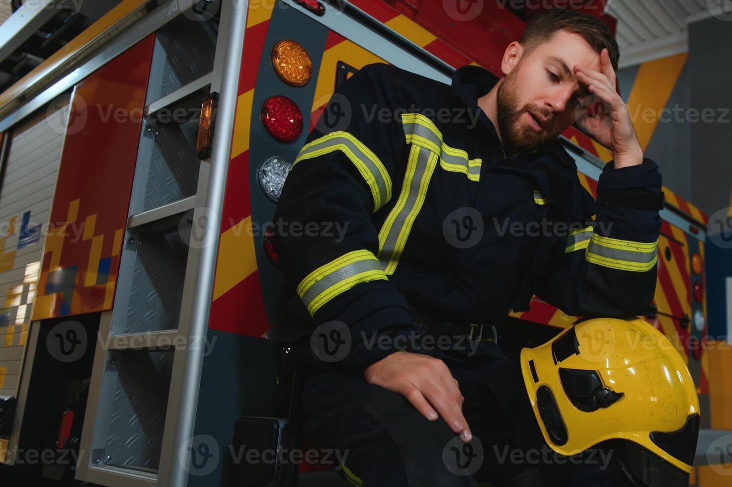 deprimerad och trött brandman nära brand lastbil foto