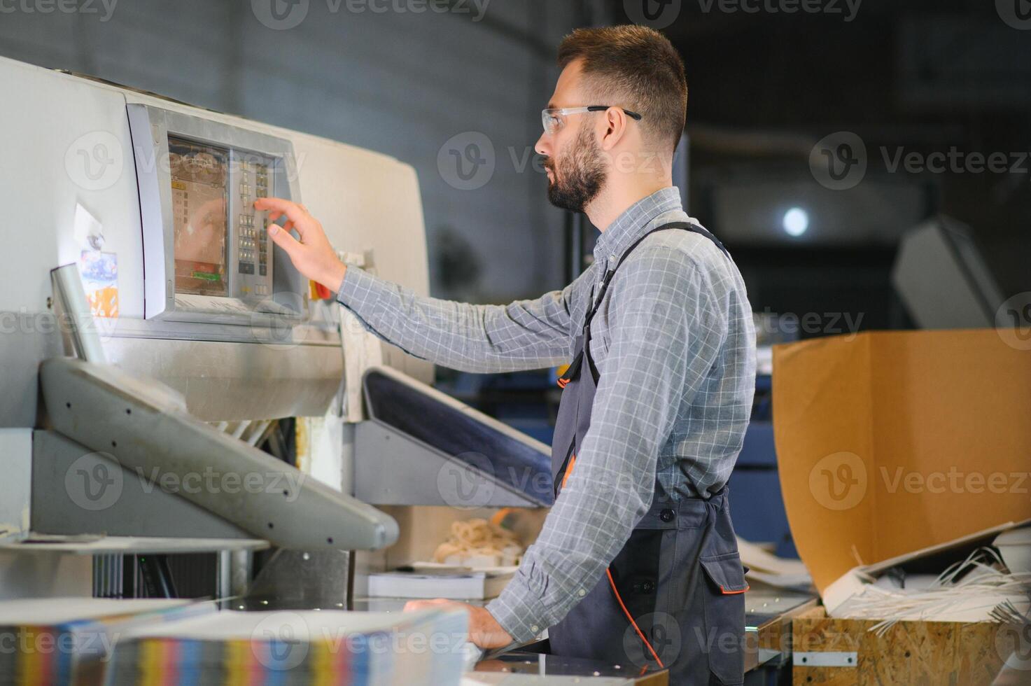 utskrift hus, experimenterade tekniker Arbetar på uv skrivare. produktion arbete foto