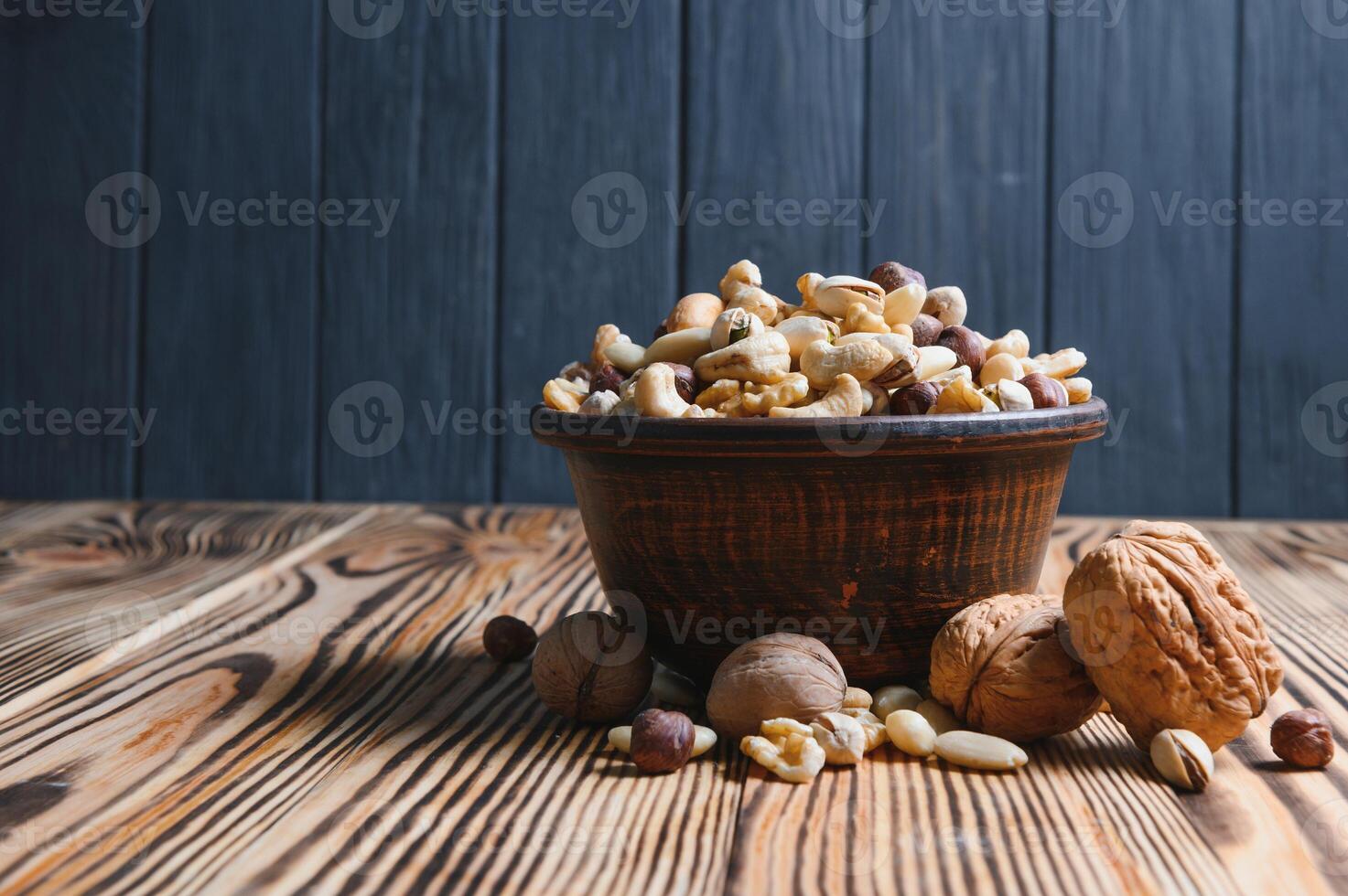 blandad nötter i en skål på trä- tabell, topp se med kopia Plats. foto