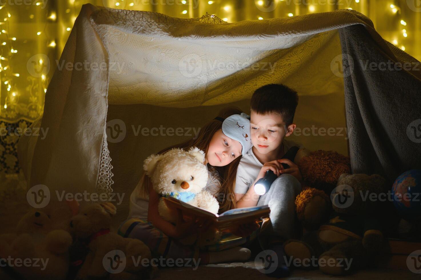 liten barn läsning läggdags berättelse på Hem. foto