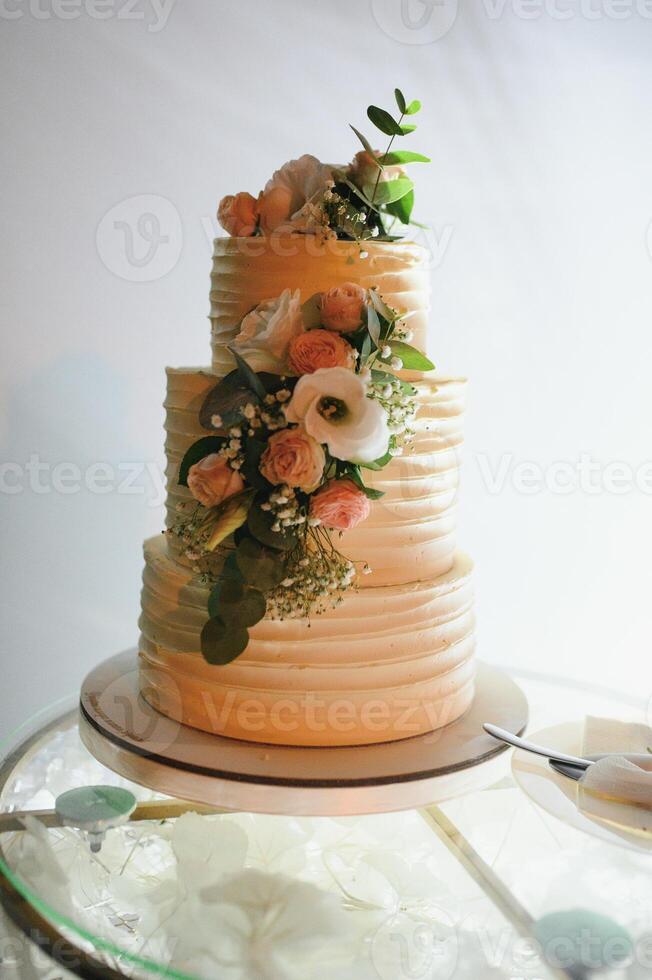 elegant bröllop kaka med blommor och suckulenter. foto