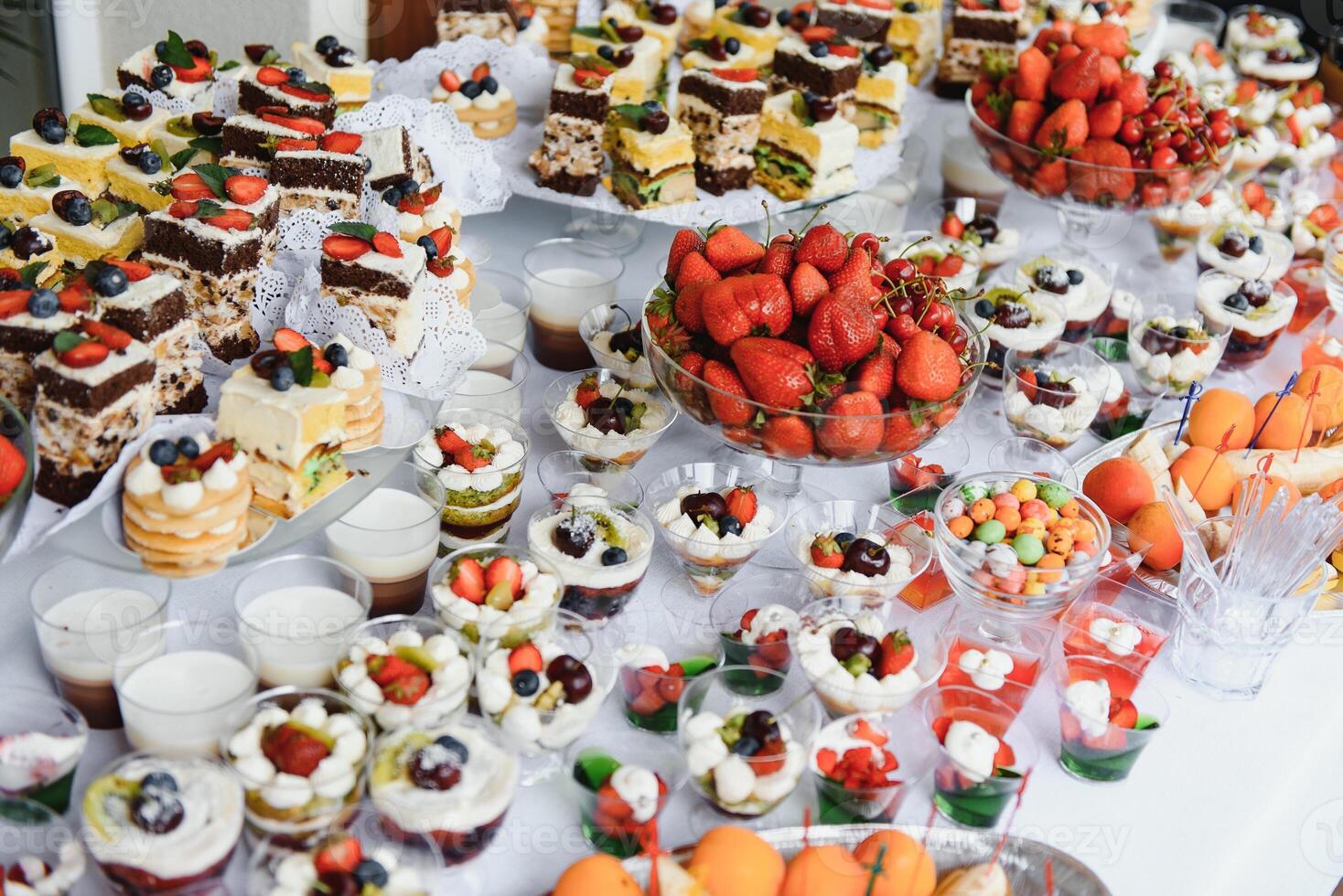 olika efterrätt med färsk frukt på buffé linje, ljuv. foto