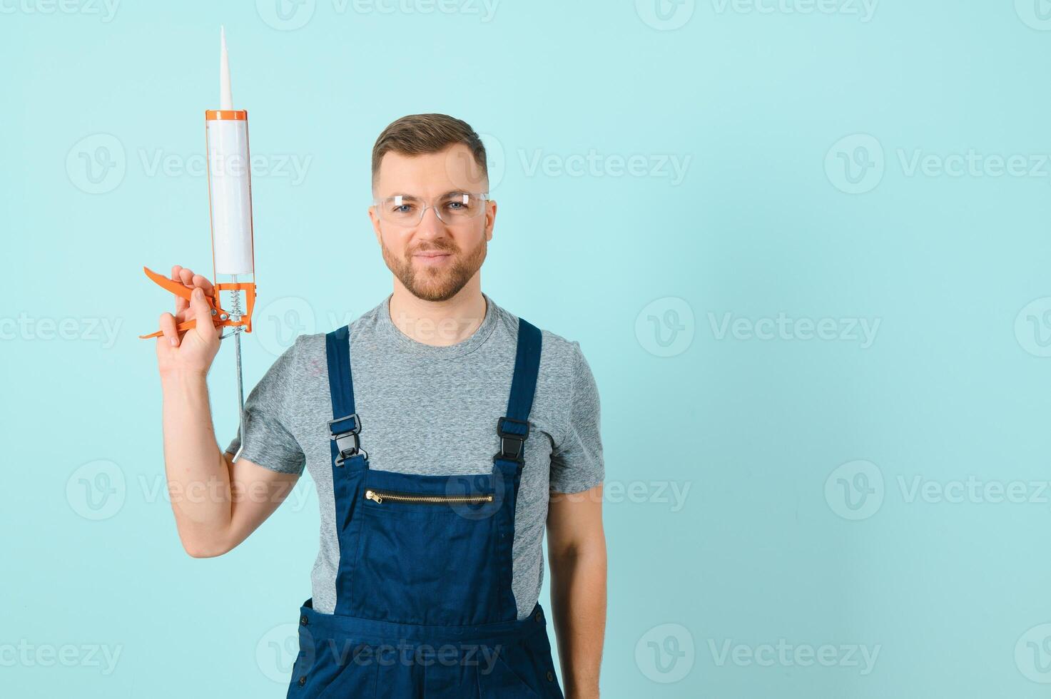 stilig ung hantverkare över isolerat blå bakgrund foto