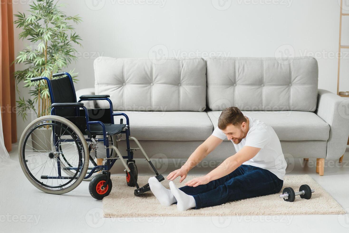 Inaktiverad sportsman håller på med stretching och övningar på rullstol bakgrund. liv av en Inaktiverad person foto