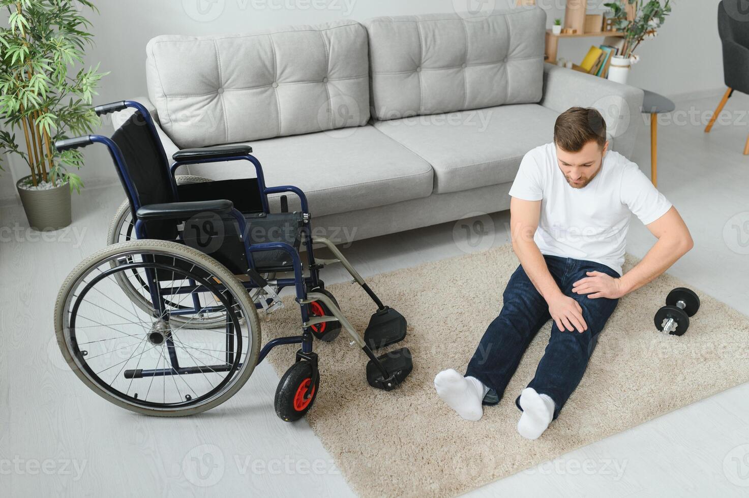 Inaktiverad sportsman håller på med stretching och övningar på rullstol bakgrund. liv av en Inaktiverad person foto