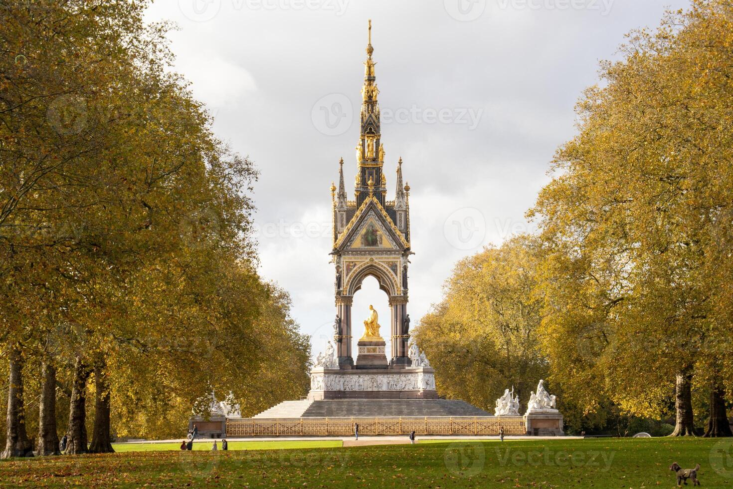 de majestätisk albert minnesmärke omgiven förbi de höst prakt av kensington trädgårdar, London foto