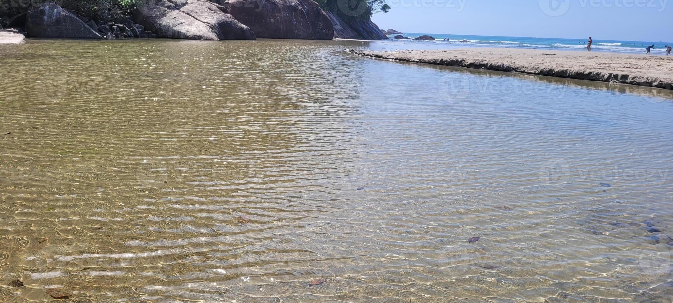 bild av hav vågor på de norr kust av Brasilien i ubatuba itamambuca strand foto