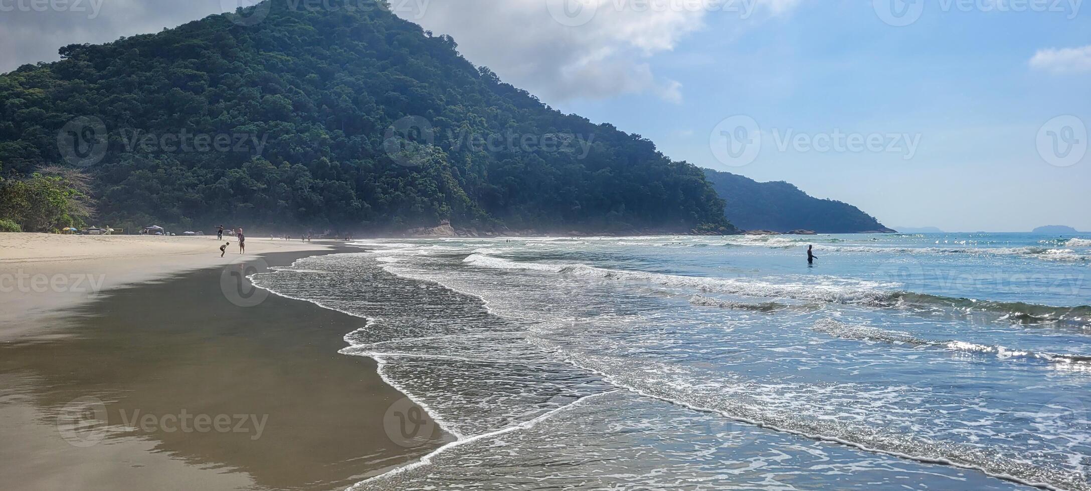 bild av hav vågor på de norr kust av Brasilien i ubatuba itamambuca strand foto
