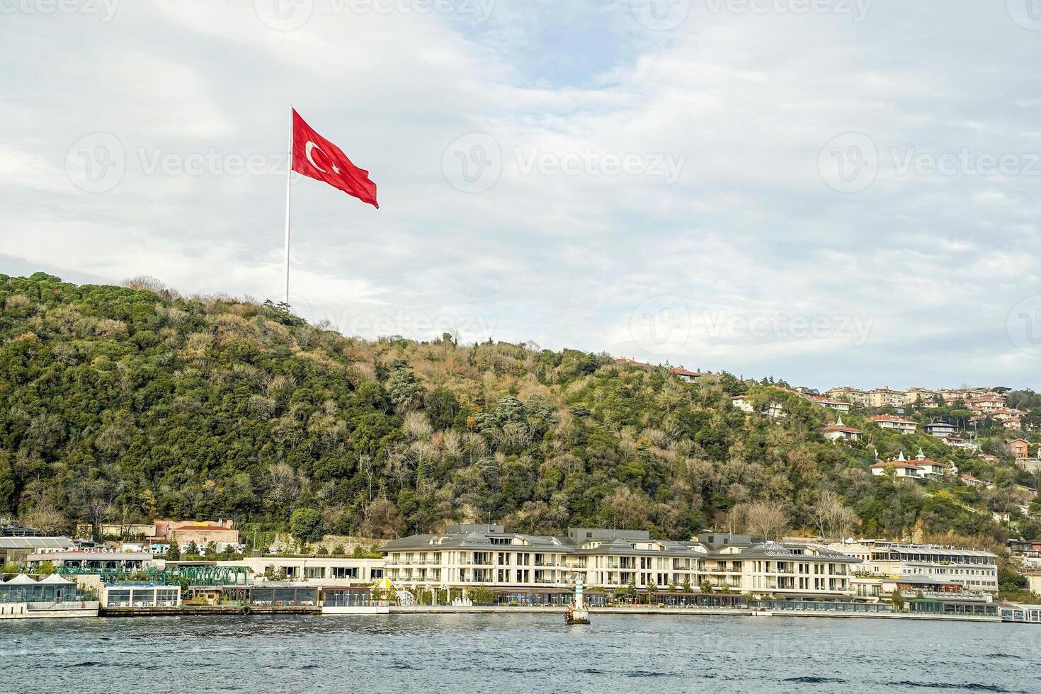 trukish flagga i ortakoy distrikt se från istanbul bosphorus kryssning foto