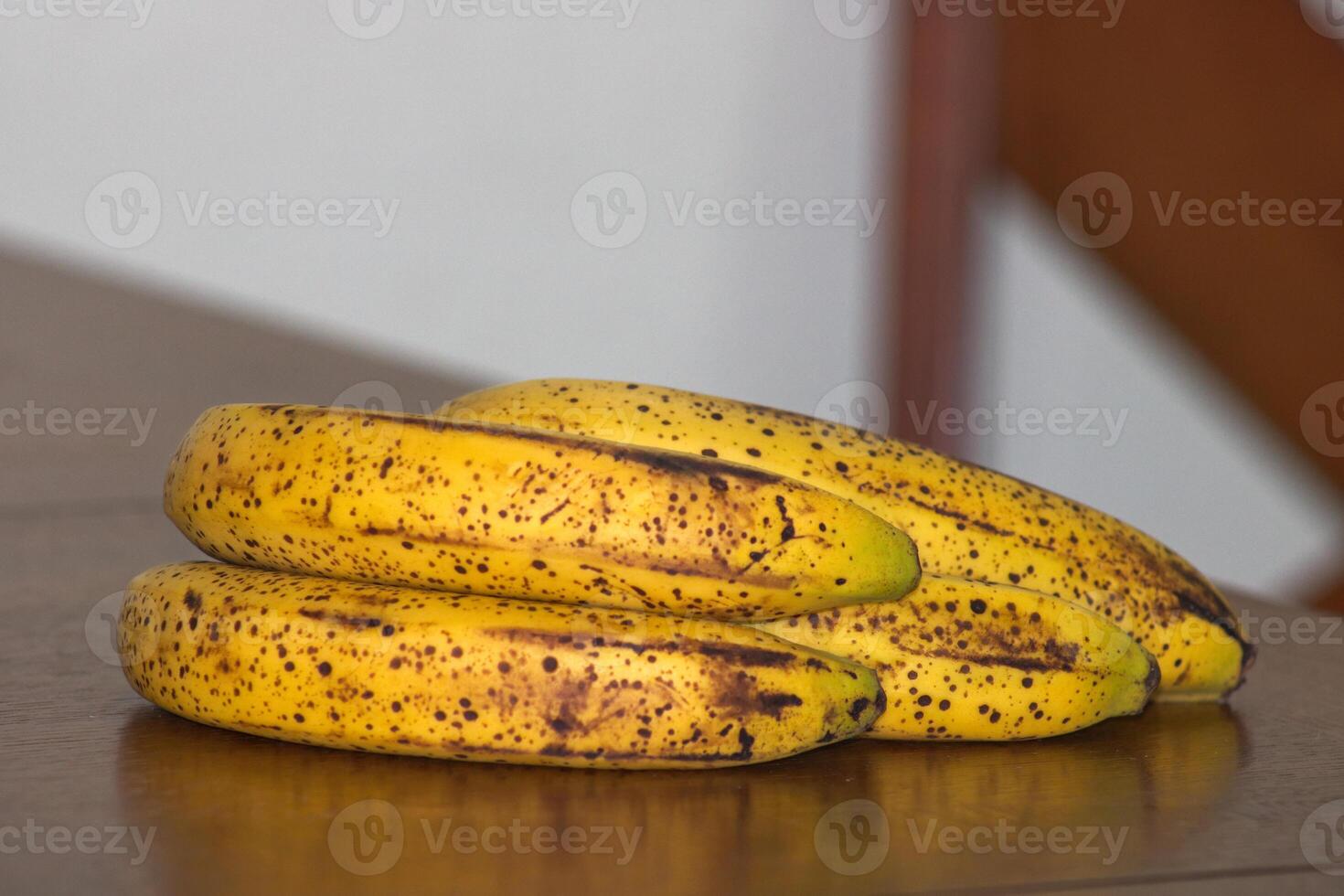 mogen banan knippa med mörk fläckar på tabell 5 foto