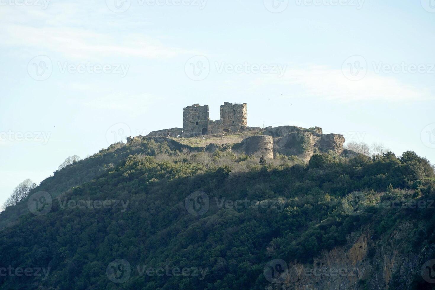 fästning ruiner av yoros slott, yoros kalesi, eller genuesisk slott, ett gammal byzantine slott på de sammanflöde av bosphorus och svart hav i anadolu kavagi, istanbul, Kalkon foto
