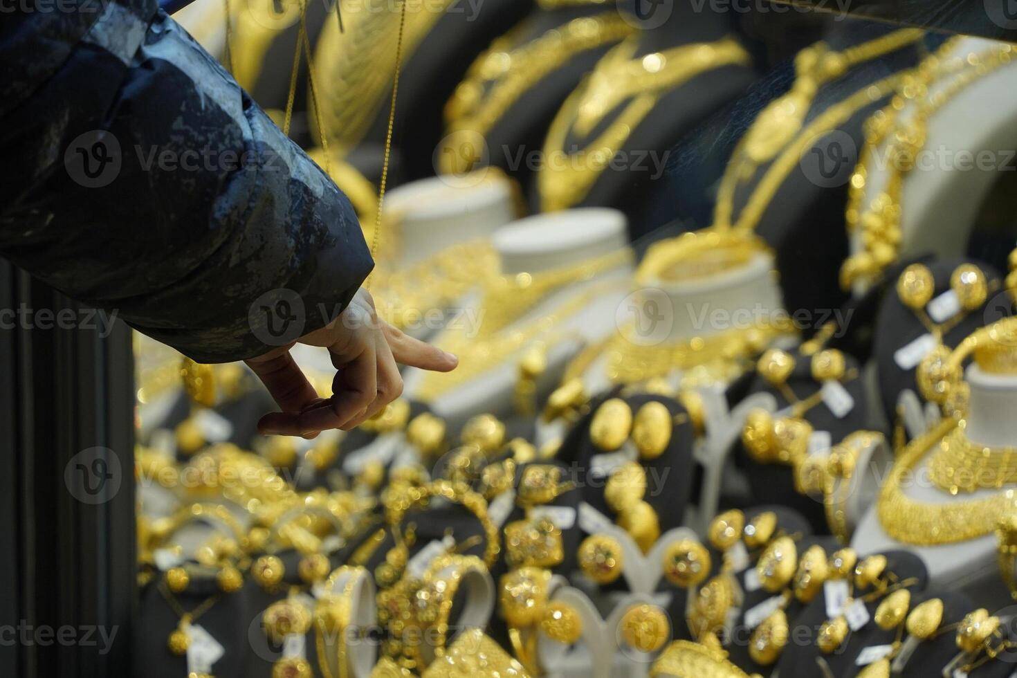 guld affär fönster på istanbul stor basar eller kapali carsi, Kalkon. Smycken i de Lagra fönster. en massa av lyx Smycken i de orientalisk marknadsföra. begrepp av handla i mitten öster. foto