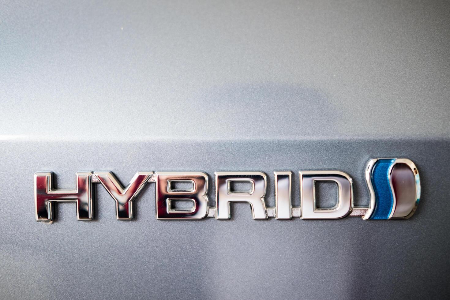 Bangkok, thailand - februari 8, 2024 närbild av hybrid logotyp på Toyota bil. hybrid tecken foto