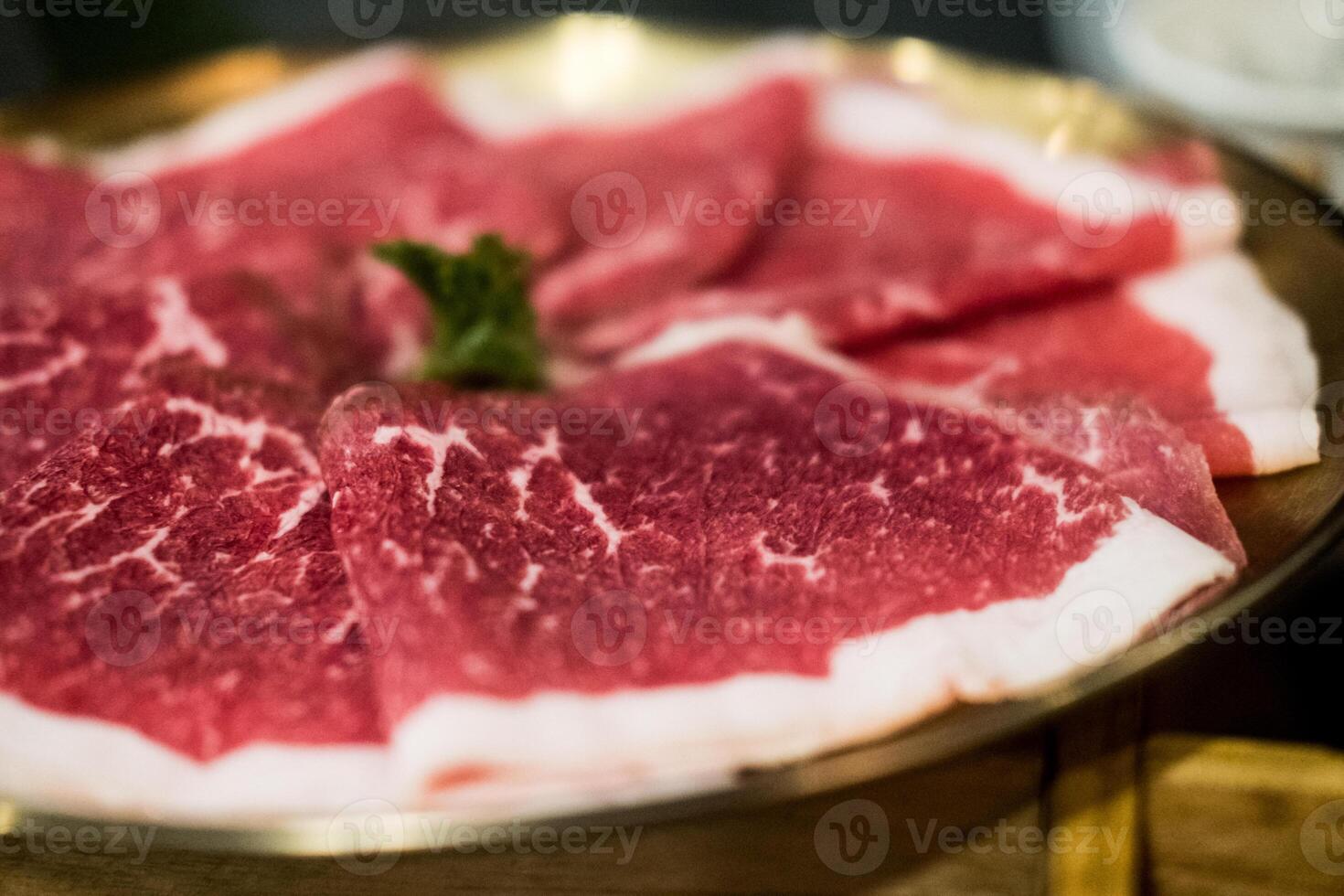 färsk nötkött rå skivad med marmorerad textur. foto
