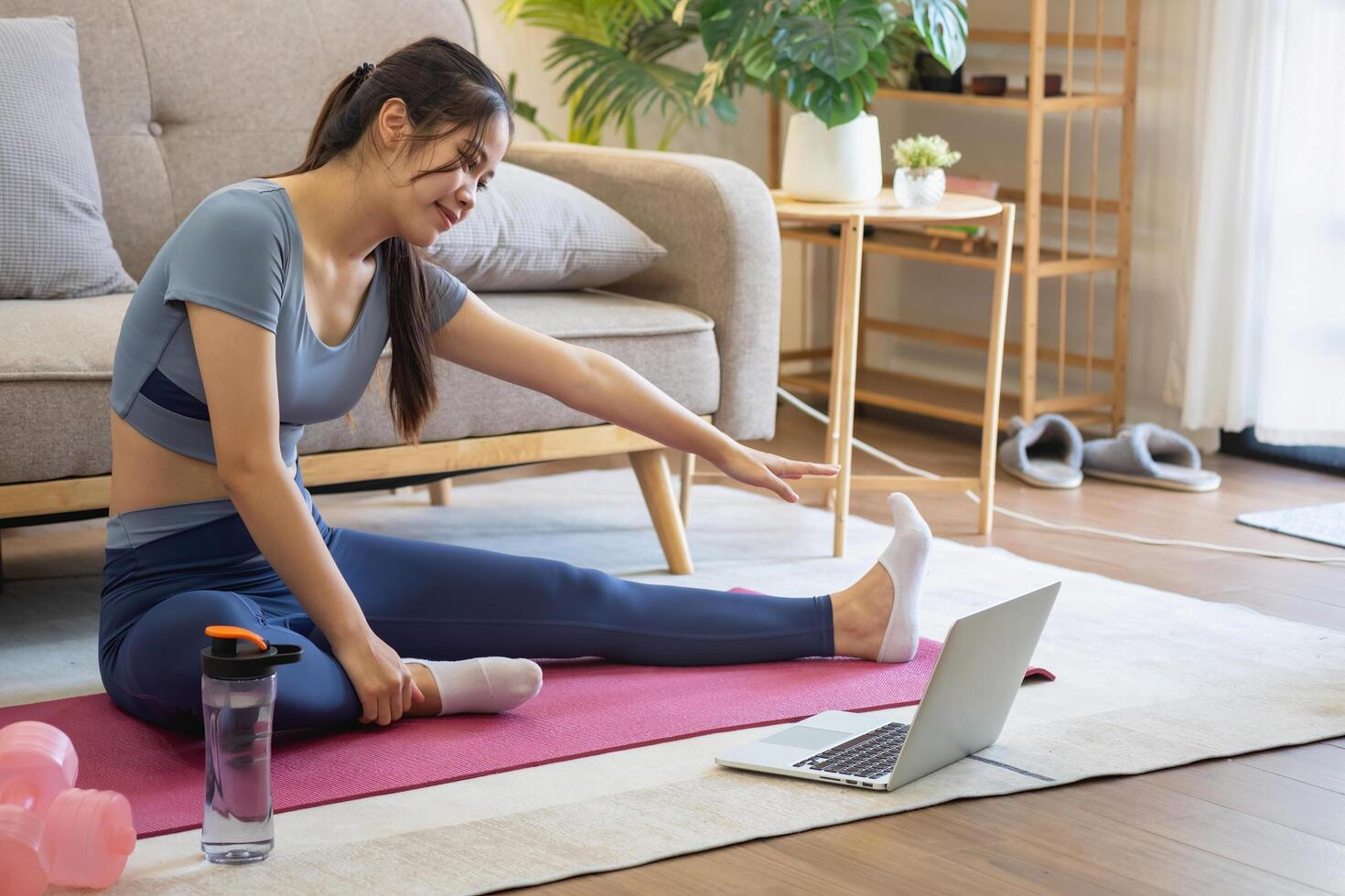 kvinnor är stretching, på Hem, och kondition kvinnor övning eller do yoga i deras sovrum för hälsa och wellness en friska, lugna kvinna person Träning eller arbetssätt på de hus golv. foto