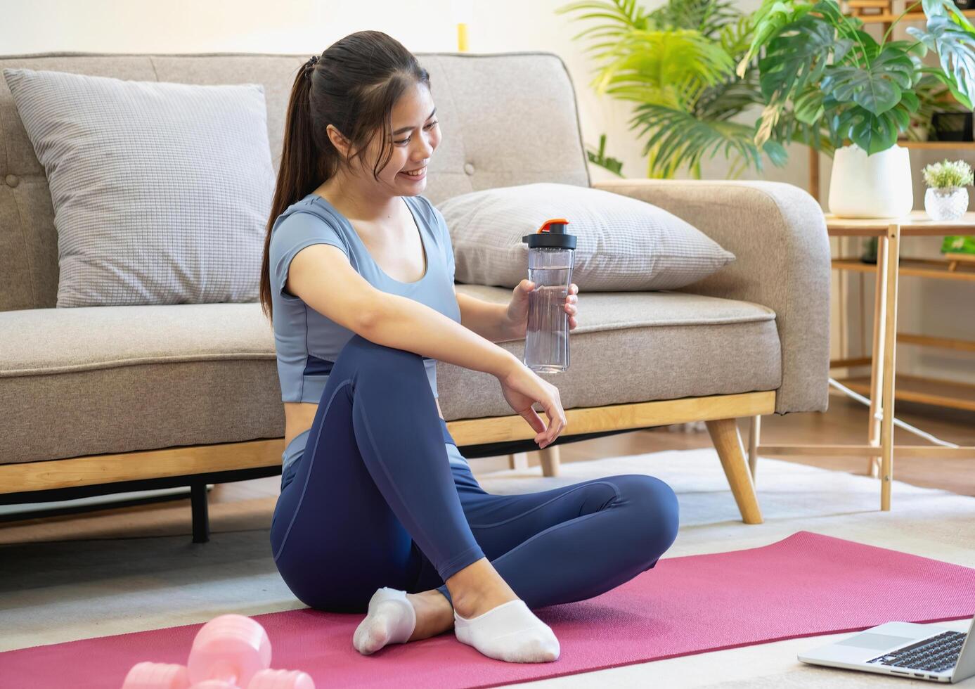 kvinnor är stretching, på Hem, och kondition kvinnor övning eller do yoga i deras sovrum för hälsa och wellness en friska, lugna kvinna person Träning eller arbetssätt på de hus golv. foto