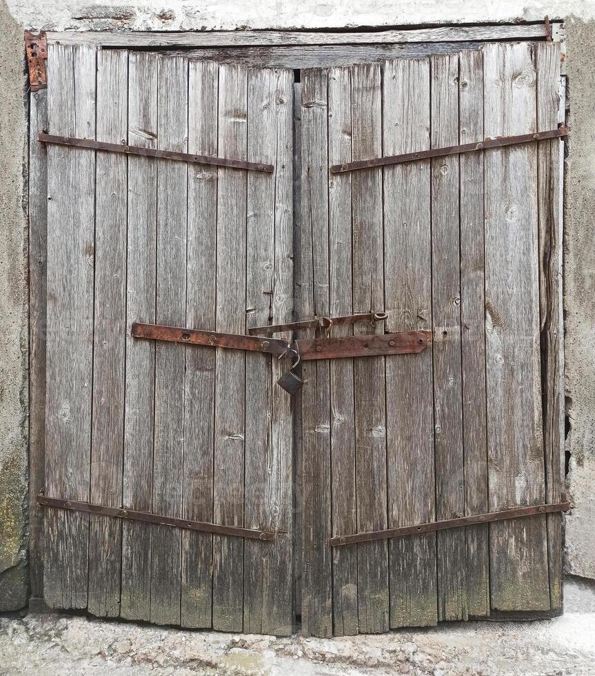 gammal trä- dörr från en ladugård närbild foto